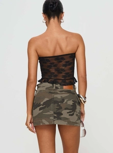 Vue arrière d'une mini-jupe en jean camouflage avec poches cargo et écusson en cuir