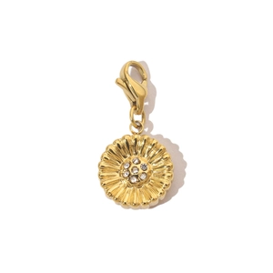 Detailansicht goldener Blumenanhänger mit Karabinerverschluss und funkelnden Kristallen