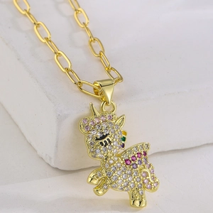 Collana con ciondolo a forma di unicorno dorato e cristalli colorati su pietra