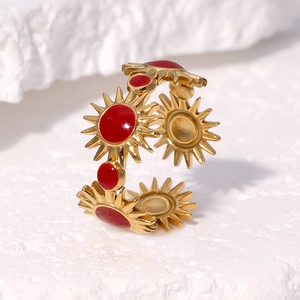 Bague ouverte en acier doré 18K avec motif tournesol en émail rouge élégant