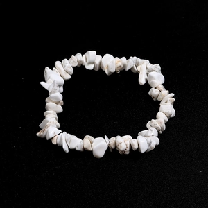 Bracciale elastico fatto a mano con perle irregolari di pietra naturale turchese bianco