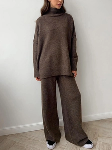 Vollansicht des braunen Strick-Loungesets für Damen mit Rollkragenpullover und weiter Hose