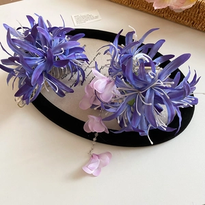 Détail de pinces à cheveux en tissu bleu violet avec pompons floraux et perles élégantes