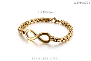 Detail eines 18k vergoldeten Infinity-Armbands mit Edelstahl-Boxkette und Karabinerverschluss