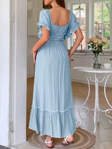 Détail de la robe longue bleu clair avec dos nu profond et volants élégants sur les bords