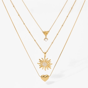 Collier multi-rangs doré en acier inoxydable avec pendentifs soleil, cœur et strass