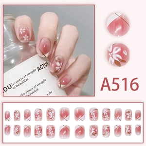 Rosa Ombre Kunstnägel mit weißen Blumen und Goldakzenten im 24er Set für Damen