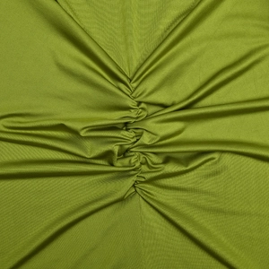 Gros plan sur un tissu élastique vert avec texture plissée détaillée et design froncé