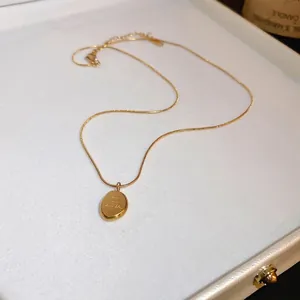Collier minimaliste en acier inoxydable doré avec pendentif ovale gravé et chaîne fine