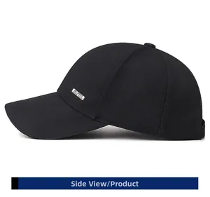 Dettaglio laterale del cappello da baseball nero con placca in metallo argento inciso