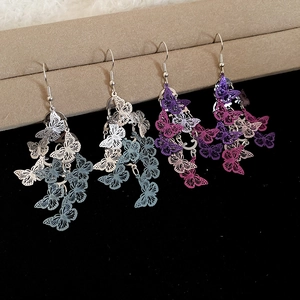 Détails de boucles d'oreilles papillon ajourées en argent, bleu, violet et rose rouge
