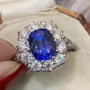 Foto macro de un anillo de zafiro azul real y circón con baño de oro blanco