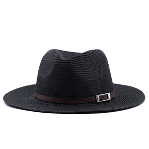 Dettaglio cappello fedora nero in paglia con fascia in pelle marrone e fibbia argento