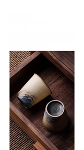 Détail de tasses à thé rétro en céramique avec glaçure et texture de roche