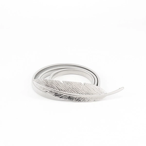 Detail of silver elastic spring waist chain featuring a delicate metal leaf buckle design