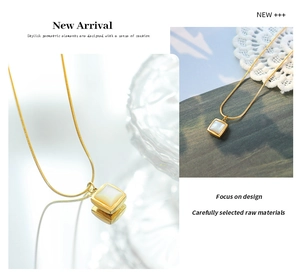 Vue détaillée du pendentif carré doré 18k avec nacre blanche et chaîne en maille serpent