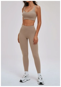 Vue détaillée du legging taille haute kaki et de la brassière de sport sur mannequin