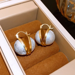 Boucles d'oreilles vintage en or avec perles blanches dans un écrin à bijoux de luxe