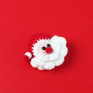 Accessoire Père Noël au crochet fait main pour broches et bouquets sur fond rouge vif