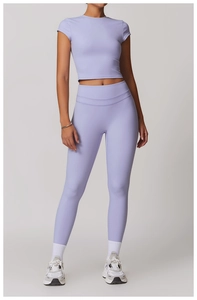 Dettaglio del set yoga viola chiaro con leggings a vita alta e top corto a maniche corte