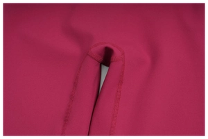 Détail de coutures plates renforcées sur un pantalon de yoga taille haute rose