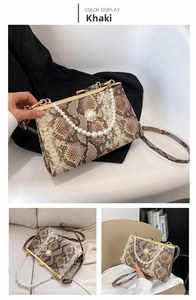 Détails du sac à main kaki à motif serpent avec anse en perles et fermoir doré chic
