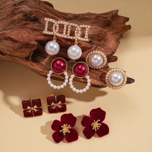 Set de dix boucles d'oreilles vintage en perles et fleurs avec flocage rouge et or chic