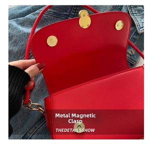 Detail der roten Satteltasche mit sicherem doppelten Gold-Magnetverschluss auf mattem Leder