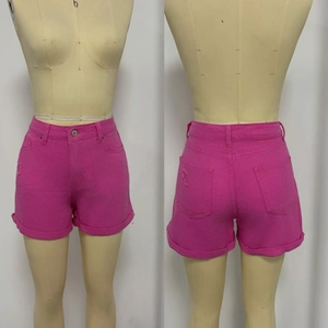 Dettaglio fronte e retro degli shorts in denim rosa acceso a vita alta con orlo risvoltato