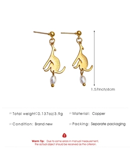 Détail des boucles d'oreilles kangourou dorées avec perle blanche et mesures de taille