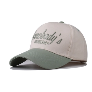 Détail de casquette en coton avec broderie 3D Somebody's Problem et visière vert sauge