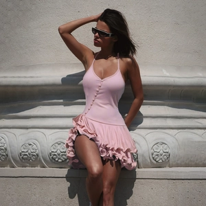 Robe courte rose dos nu avec col en V, boutons et ourlet à volants sur mannequin