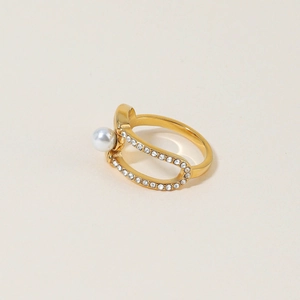 Vue détaillée d'une bague ouverte plaquée or 18k avec perle blanche et micro-pavé de cristaux