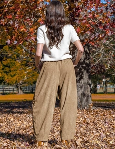 Bruine corduroy broek met wijde pijpen voor dames, hoge taille en een relaxte pasvorm