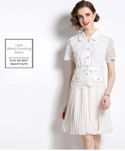 Details des weißen Spitzenkleids mit Strassknöpfen und plissiertem Chiffon-Rocksaum