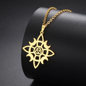 Gros plan d'un collier en acier doré avec pendentif ajouré nœud de sorcière celtique