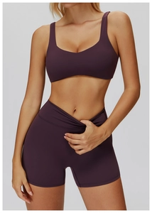 Detail der hoch taillierten V-Schnitt-Taille an tiefvioletten Yoga-Shorts und Sport-BH