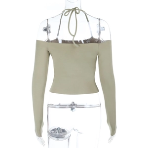 Rückansicht von hellgrünem Strick-Oberteil mit schulterfreiem Design und Neckholder-Stil