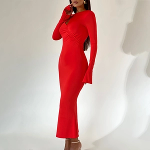 Detalle de vestido ajustado rojo con diseño plisado en el pecho y mangas acampanadas