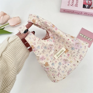 Nahaufnahme der Seersucker-Tasche mit niedlichen Hundemustern und Innenfutter