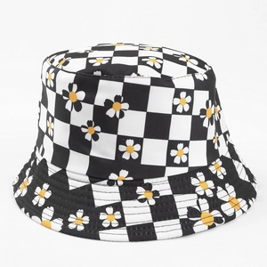 Détail du chapeau bob à damier avec imprimé marguerites et coutures de renfort nettes