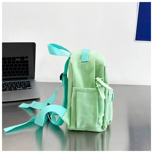 Vue détaillée du mini sac à dos en nylon vert menthe avec bretelles réglables