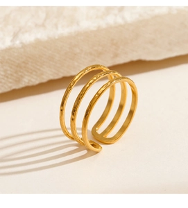 Detailansicht des dreilagigen 18K vergoldeten Edelstahlrings mit gehämmerter Textur