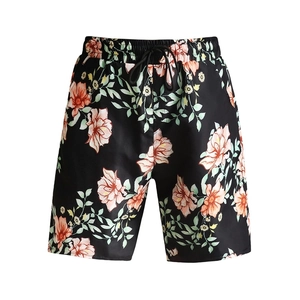 Détail d'un short de bain pour homme à séchage rapide avec imprimé fleuri et cordon serrage