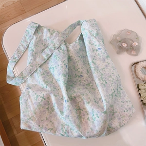 Detalle de bolso tote de algodón floral con patrones lavanda y verde a 45 grados