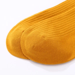 Chaussettes côtelées classiques jaune vif en coton pour hommes avec couture fine aux orteils