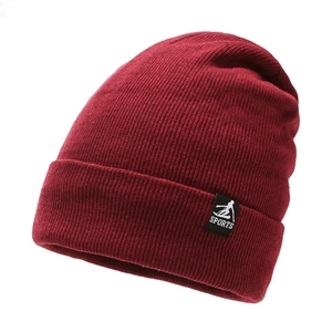 Bonnet en tricot bordeaux épais d'hiver avec étiquette sport vu de profil professionnel