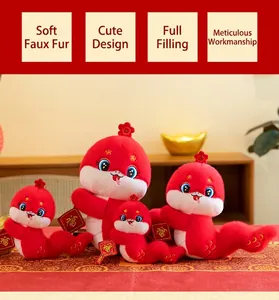 Detalle de las mascotas de peluche rojas del Año de la Serpiente 2025 con etiquetas de Fu