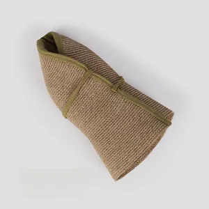 Dettaglio del cappello da sole pieghevole in lino che mostra il design arrotolabile e pratico