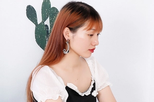 Gros plan d'un mannequin portant de grandes boucles d'oreilles lune et étoile à strass
